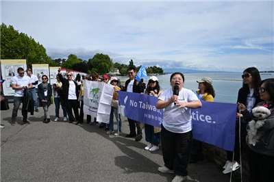 海外在住の台湾出身者は、17日にスイスのジュネーブで行われた台湾のWHA参加支持パレードにおいて、「WHO関係者」からTシャツに書かれた「TAIWAN」の文字を隠すか、あるいは服を脱ぐよう求められ、屈辱的かつ理不尽な対応を受けたと明らかにした。（写真：Rti）