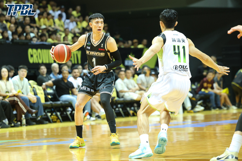 男子プロバスケットボールリーグ、5月29日に行われたTPBLのファイナル第3戦、新北キングスは、第2戦で負傷した林書緯選手(左)が20得点、7アシストの活躍をみせ、109-84でフォルモサドリーマーズを下し2勝1敗とリードした。（写真：TPBL提供、CNA）