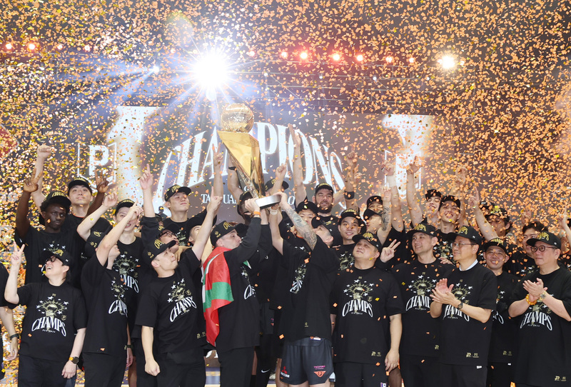 男子プロバスケットボールリーグ「P. LEAGUE」のファイナル第7戦は18日、桃園市立体育館で開催され、桃園璞園パイロッツが107対81で台北富邦ブレーブスに大勝、2シーズン連続で2勝3敗から連勝し、連覇を果たした。(写真：CNA)