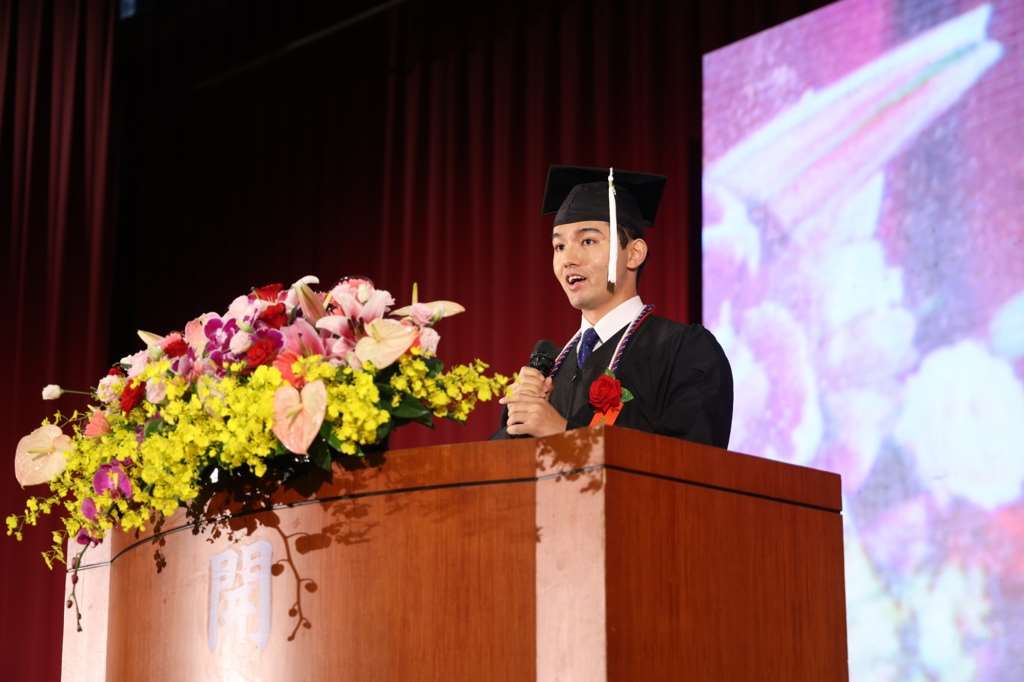 台湾北部・桃園市の開南大学で13日に卒業式が行われ、日本からの留学生で、同校応用英語学科の卒業生である齋藤健太郎さんは外国籍の学生代表として答辞を述べた（写真提供：開南大学）