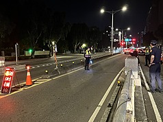 「ゾンビたばこ」乱用問題を受け、内政部警政署は5月24日から台湾全域で、「ゾンビたばこ」そして危険薬物運転の撲滅を目指し、一斉取り締まりを行った。初日、検挙されたドライバーは延べ100人にのぼった。写真は台北市での取締の様子。(写真：台北市警察局中正第一分局提供、CNA)