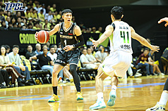 男子プロバスケットボールリーグ、5月29日に行われたTPBLのファイナル第3戦、新北キングスは、第2戦で負傷した林書緯選手(左)が20得点、7アシストの活躍をみせ、109-84でフォルモサドリーマーズを下し2勝1敗とリードした。（写真：TPBL提供、CNA）