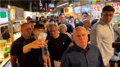 NVIDIAのフアンCEOが台湾滞在中に台北の饒河街観光夜市を二度訪れ、さらに同社の公式SNSも夜市を題材にした動画を公開して台湾B級グルメの魅力を世界に発信し、海外から大きな注目を集めた。（写真：RTI）