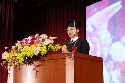 台湾北部・桃園市の開南大学で13日に卒業式が行われ、日本からの留学生で、同校応用英語学科の卒業生である齋藤健太郎さんは外国籍の学生代表として答辞を述べた（写真提供：開南大学）