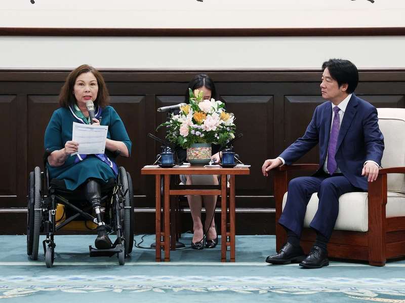 頼清德・総統（写真右）は7日、総統府において、訪問団を率いて再び台湾を訪問したアメリカ連邦議会上院のタミー・ダックワース議員（写真左）一行の表敬訪問を受けた。（写真：CNA）