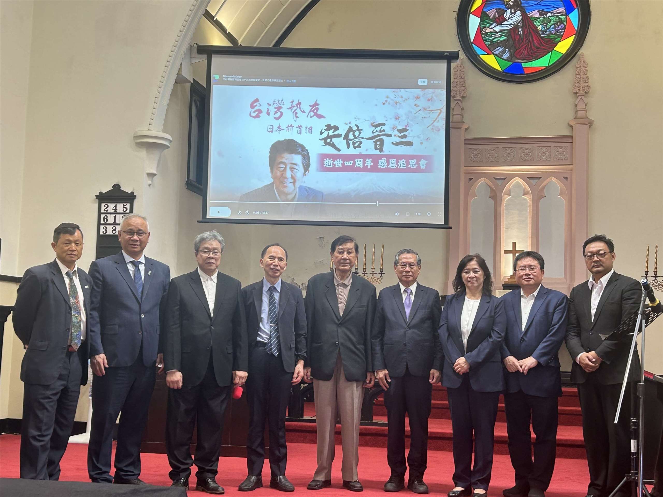 台湾安倍晋三友の会は7月4日、北部・台北市の中山基督教長老教会で安倍氏の没後4周年追悼式を開催。生前の安倍氏の功績を称え、故人を偲んだ。台湾安倍晋三友の会、陳唐山・会長（中）、主催者の林重賢氏（左4）、元衛生署長・涂醒哲氏（右4）、開南大学副校長・陳文甲氏（左2）写真提供：台湾安倍晋三友の会