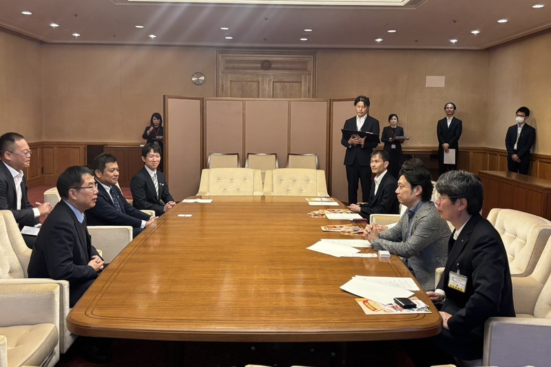 黄偉哲‧台南市長は13日、日本‧大阪市議会を表敬訪問し、都市に関する事柄について意見を交換した。（写真：CNA）