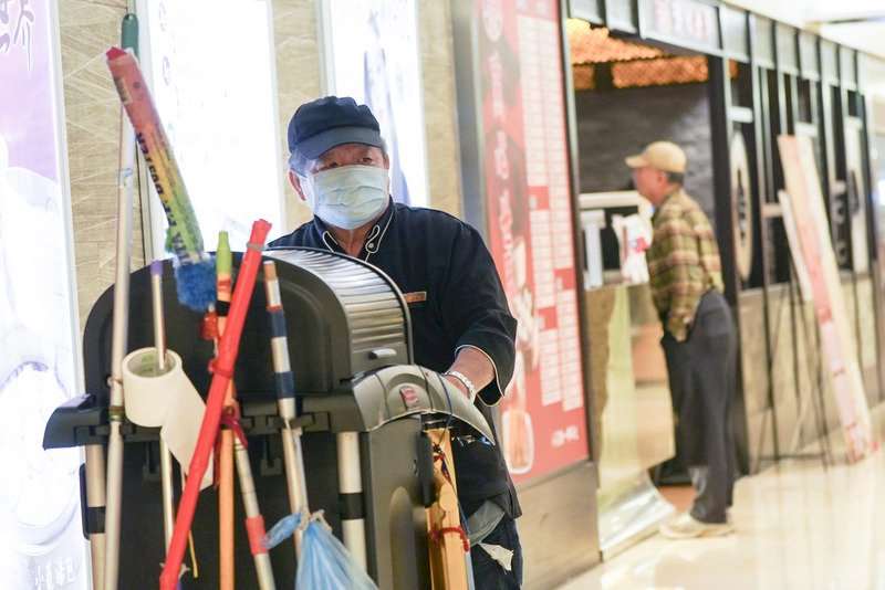 台湾のビジネス雑誌『遠見』では、高齢化の進む台湾において、18歳以上を対象に、自身の問題としての「高齢化」問題の調査を行った。調査項目の一人、「あなたにとって『老化』の始まりとはどのような時を指しますか」という問いに対し、圧倒的トップだったのは「身体の機能の衰えが始まった時」で63.5％。二番目は「情熱あるいは目標を失った」時で20.1％、「社会から中高年というレッテルを貼られた時」が8.1％、「完全にリタイアした時」が7.5％だった。(写真：イメージ図、CNA)