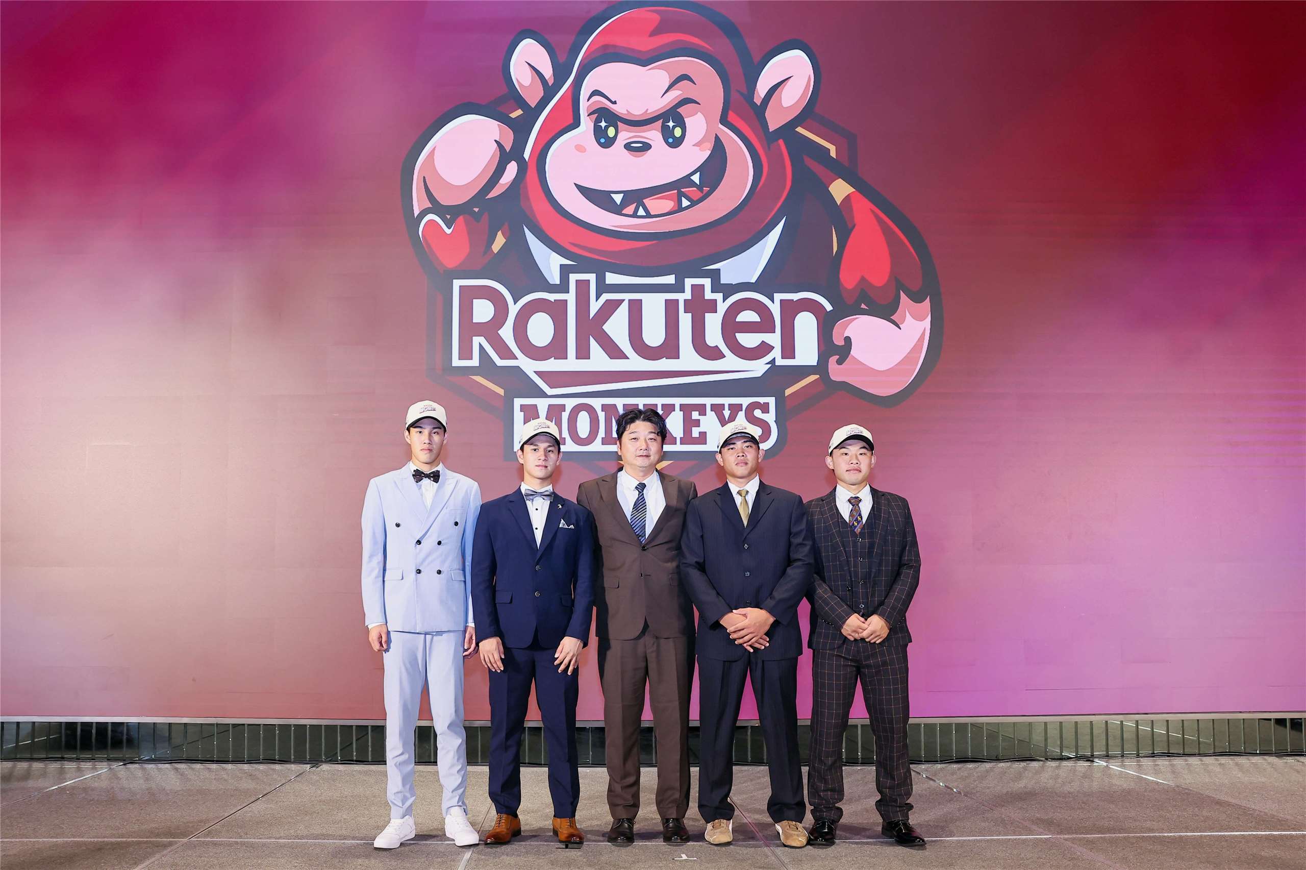 6月29日、中部・台中市で行われた台湾プロ野球のドラフト会議。楽天モンキーズは7位で、日本出身の捕手、台北市立大卒の白井雄登選手(一番右)を指名した。(写真：CPBL提供)