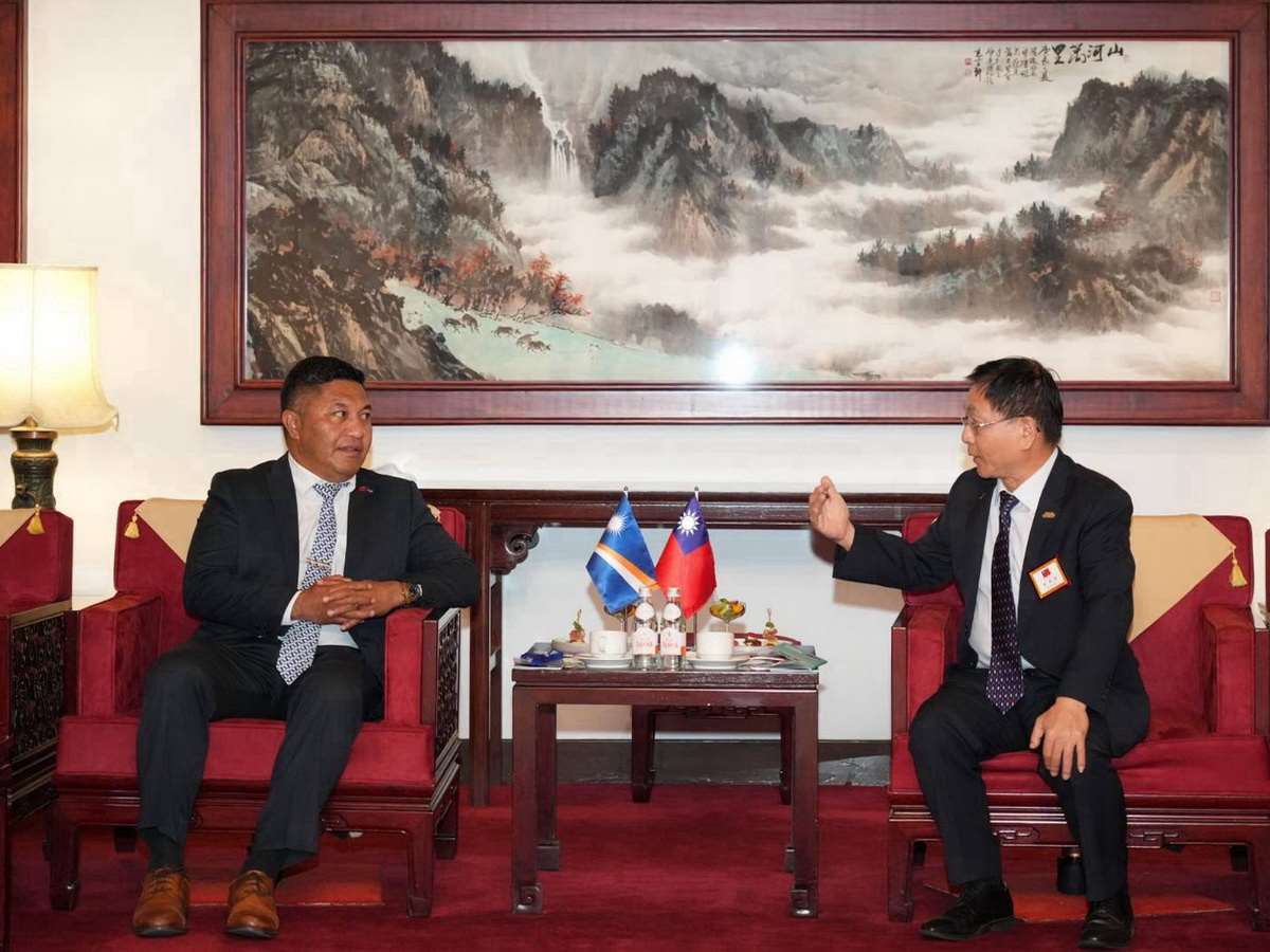 外交部の葛葆萱・常務次長（右）は、マーシャル諸島共和国のカラニ・カネコ外務・貿易大臣率いる訪問団の訪台を、我が国政府を代表して歓迎した。（写真：外交部）