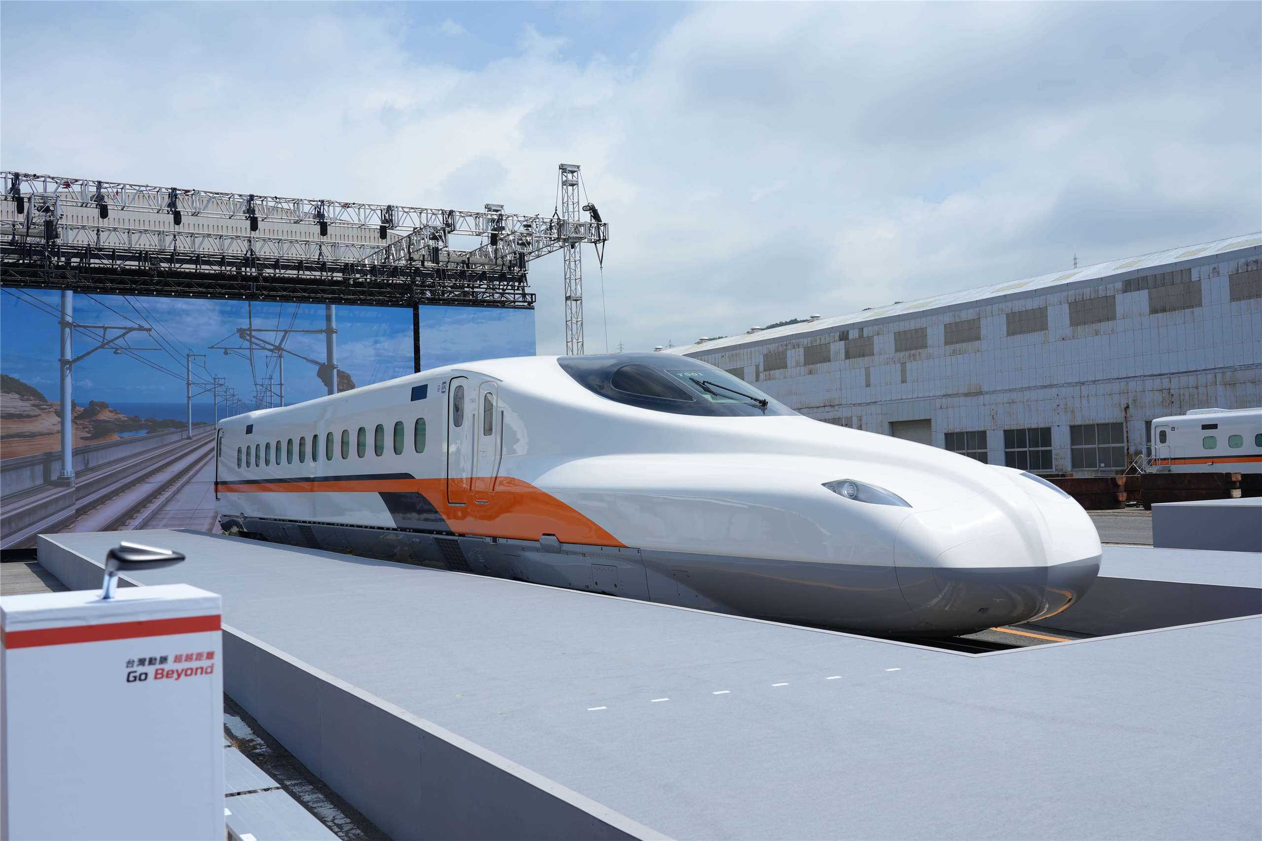 台湾新幹線こと、台湾高速鉄道が購入した新型車両「N700ST」12編成のうち、第1編成がきょう30日、出荷されました。8月15日に台湾南部・高雄港に到着する予定です。（写真：台湾高速鉄道提供）