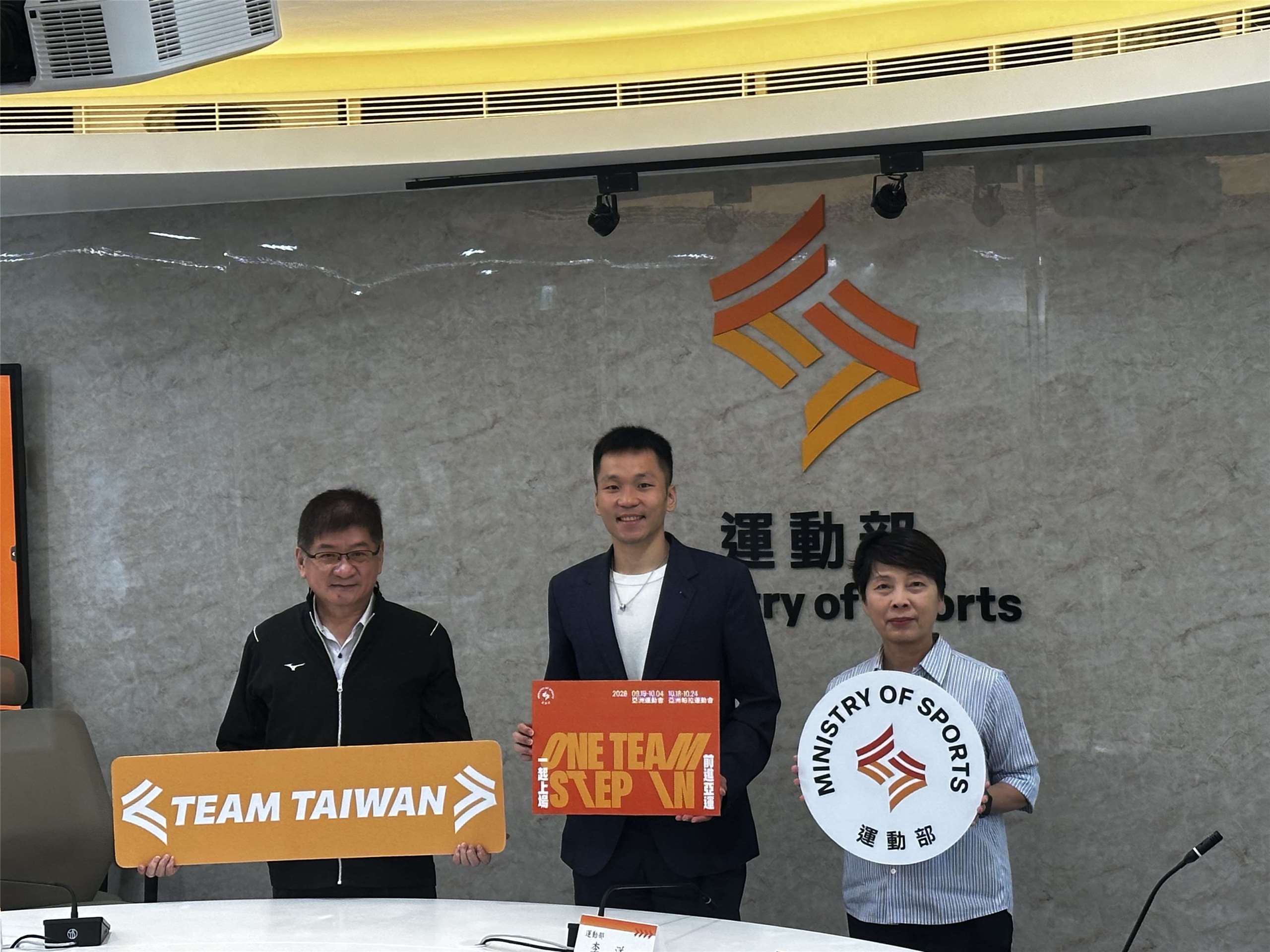 運動部（スポーツ省）は14日、2026年アジア競技大会に出場する台湾代表選手団のメンバーを発表しました。李洋・運動部長（大臣、写真中央）は、「運動部の役割は選手が最高の力を発揮できる環境を整えることだ」と述べました。（写真：Rti楊雨青）