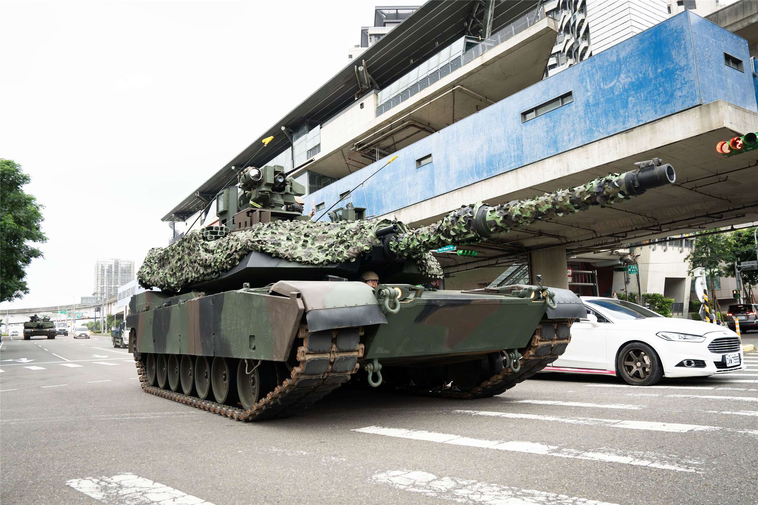 中華民国国軍は13日から17日まで「連合防衛演習」を実施。写真は、陸軍のM1A2T戦車が桃園市青埔地区で機動訓練を実施している様子。（写真：Rti）