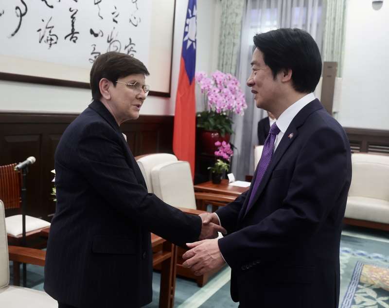 頼清徳・総統(右)は21日、総統府で「欧州議会ポーランド人欧州保守改革グループ（ECR）議員団」の表敬訪問を受けた。頼・総統は、台湾はポーランドをはじめとする民主主義のパートナー国と経験を分かち合い、人口知能(AI)など重要分野での協力を深め、共に権威主義の拡張や各種試練に対抗していくとの姿勢を示した。写真左は議員団団長をつとめるベアタ・シドゥウォ(Beata Szydło)ポーランド元首相。(写真：CNA)