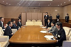 黄偉哲‧台南市長は13日、日本‧大阪市議会を表敬訪問し、都市に関する事柄について意見を交換した。（写真：CNA）