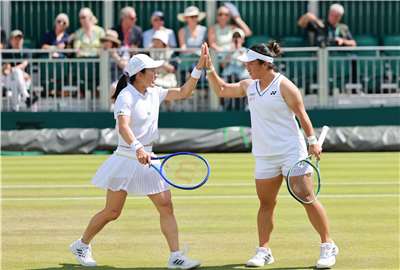 テニスのウインブルドン選手権は8日、女子ダブルスの準々決勝などを行い、台湾の梁恩碩選手(右)と日本の青山修子選手(左)のペアは、6-4、6-4のストレートでオーストラリアとオランダの選手のペアを下し、全仏オープンに次いでグランドスラム二大会連続でベスト4進出を果たした。(写真：AP通信、達志影像)