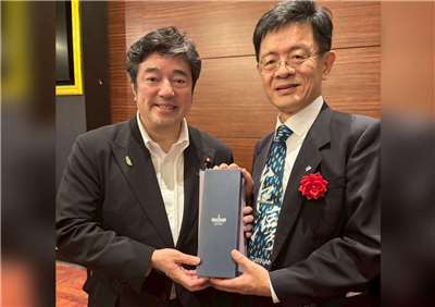 Rti台湾国際放送リスナーの集いが大阪で開かれ、Rtiの張瑞昌・総局長(右)が来賓として出席した日本の中山泰秀衆議院議員に記念品を贈呈した(Rti)