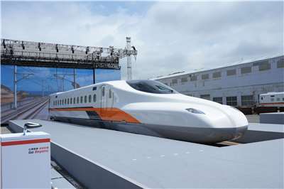 台湾新幹線こと、台湾高速鉄道が購入した新型車両「N700ST」12編成のうち、第1編成がきょう30日、出荷されました。8月15日に台湾南部・高雄港に到着する予定です。（写真：台湾高速鉄道提供）