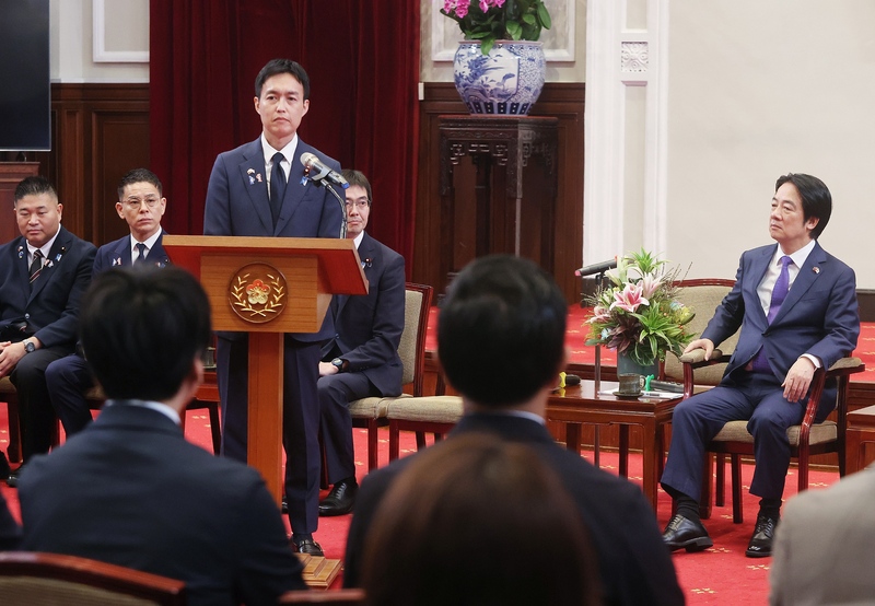 頼清徳・総統(右)は4日、日本の与党、自由民主党の青年局海外研修団の表敬訪問を受けた。青年局局長をつとめる平沼正二郎衆議院議員(左から3番め)は、日本政府が現在推進中の半導体やAI、無人機などを含む戦略17分野の成長戦略を紹介、台湾と日本の関係強化は産業界の提携に寄与すると期待を示した。(写真：CNA)