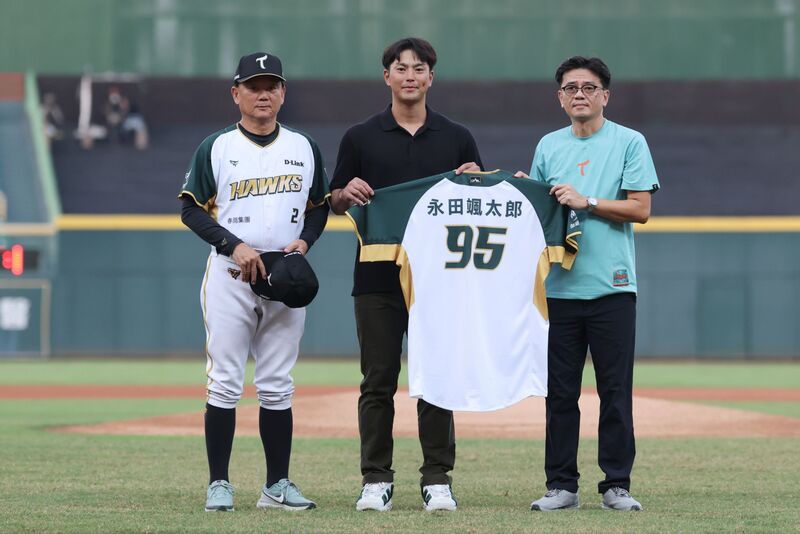 台湾プロ野球の台鋼ホークスは12日、本拠地、南部・高雄市の澄清湖球場で、永田颯太郎選手(中)の入団セレモニーを行った。劉東洋GM(右)が背番号「95」のユニフォームを、洪一中監督(左)が帽子をかぶせ歓迎した。国立台湾体育運動大3年時の2022年、日本プロ野球のドラフト会議で東北楽天ゴールデンイーグルスから育成選手として指名された永田選手は3年間イーグルスでプレーも昨年のオフ戦力外に。その後、台湾プロ野球入りを目指し来台、社会人チームに入団し、コンディションを維持していた。今年6月29日の台湾プロ野球のドラフト会議で、実力、経験、人間性を評価した台鋼が2位で指名した。（写真：台鋼ホークス提供、CNA)