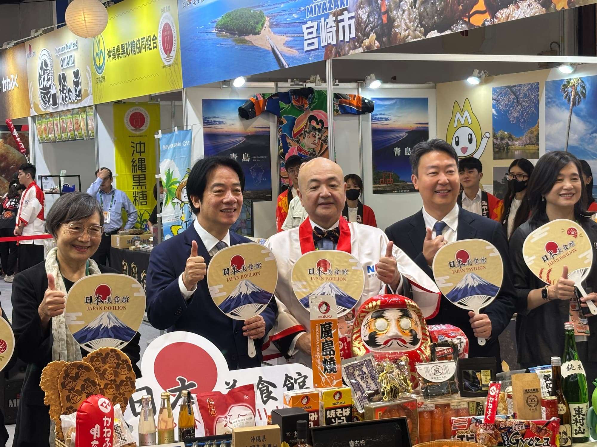 「2026 台湾美食展」が7月31日、北部・台北市で開幕。会場内の日本美食館を訪れた頼清徳・総統や日本台湾交流協会台北事務所の片山和之代表ら（写真：本村大資）