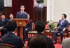 頼清徳・総統(右)は4日、日本の与党、自由民主党の青年局海外研修団の表敬訪問を受けた。青年局局長をつとめる平沼正二郎衆議院議員(左から3番め)は、日本政府が現在推進中の半導体やAI、無人機などを含む戦略17分野の成長戦略を紹介、台湾と日本の関係強化は産業界の提携に寄与すると期待を示した。(写真：CNA)