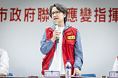 中華民国国軍の定例軍事演習「漢光42号」は7日、3日目に入った。そして「2026年都市強靭性防空演習」も7日午前10時から南部・台南市、高雄市、屏東県を皮切りに、30分の演習が実施された。蕭美琴・副総統(写真)は同日午前、国家安全会議の林飛帆・副秘書長、衛生福利部(厚生労働省に類似)の林静儀・次長(副大臣)、行政院(内閣)の季連成‧政務委員(無任所大臣)らを伴い、高雄市前鎮区公所(区役所に相当)を訪れ、防災協力センターの運営状況を視察した。(写真：総統府提供、CNA）