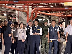 2026年の「都市強靭性(防空)演習」は、エリア別に実施されている。台北市、新北市、基隆市、桃園市、新竹県、新北市、宜蘭県では13日午後2時30分から3時まで、各地で30分間の演習が行われた。台北市の蒋万安・市長(中央)は13日、士林区の商業エリアを訪れ、退避・避難の演習を視察した。(写真：CNA)