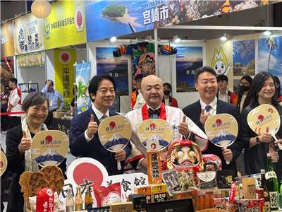 「2026 台湾美食展」が7月31日、北部・台北市で開幕。会場内の日本美食館を訪れた頼清徳・総統や日本台湾交流協会台北事務所の片山和之代表ら（写真：本村大資）