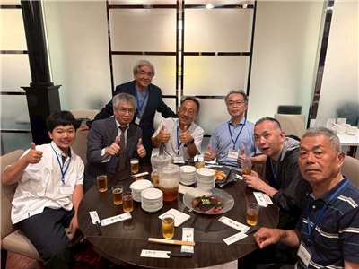 2026年の台湾国際放送のリスナーの集いが去る7月20日に日本の大阪で開催されました。関西地方のリスナーズ組織、大阪「玉山会」の松本　章会長によると、今回の集いには、九州、関東、東海、中国地方など全国各地から41名のリスナーの皆様にご参加いただき、懇親会には33名が出席されました。加えて東京玉山クラブの谷内会長にもご出席いただいたということです。写真は懇親会に出席したリスナーの方々。（写真：Rti）