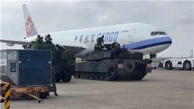 台湾北部の空の玄関口・桃園国際空港で7日、中華民国国軍の定例軍事演習「漢光42号演習」の一環とした訓練が民間航空機のそばで行われた。（写真：Rti）