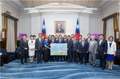 頼清徳・総統は7日午後、「日本戦略研究フォーラム」および「福和会」の代表団の表敬訪問を受けた。頼・総統はその際、両団体が初めて台湾で共同で政策シミュレーションを実施したことに感謝の意を表するとともに、台湾、日本、アメリカによる「民主の盾」協力メカニズムの構築を提唱した。（写真：総統府flickr）