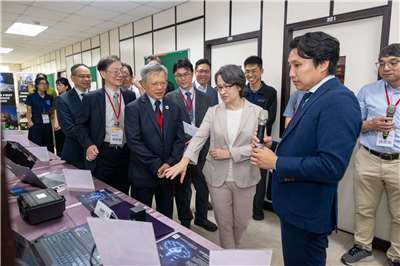蕭美琴・副総統は14日、北部・桃園市にある国立中央大学を訪問。世界の宇宙産業および科学技術の急速な発展に直面する中、台湾は取り残されてはならないと述べ、国際協力の機会を掴んでいくとの方針を示した。（写真：総統府）
