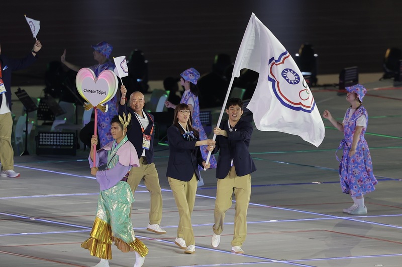 19日に行われた名古屋アジア大会開会式。中華民国台湾は、シリアの後、タジキスタンの前、全体の36番目に入場した。今大会の旗手は、武術太極拳競技の種目の一つ、「サンダ（散打）」の代表で、前回、中国杭州大会では男子70キロ級で銅メダルを獲得した張煥宜選手(中央右)と、女子ボクシング、2018年ジャカルタ大会フェザー級銅、2021年東京オリンピックフライ級銅の黃筱雯選手(中央左)がつとめた。(写真：CNA)