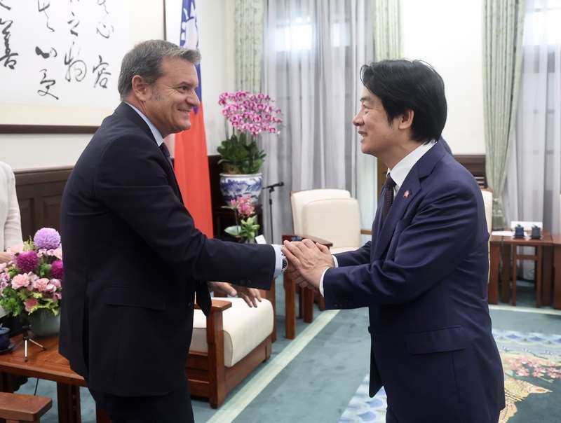 頼清徳・総統（右）は1日、総統府でイタリア上院のジャン・マルコ・チェンティナイオ副議長（Gian Marco Centinaio）（左）率いる代表団の表敬訪問を受けた際、チェンティナイオ副議長が台湾を再び訪問したことを歓迎した。（写真：CNA）