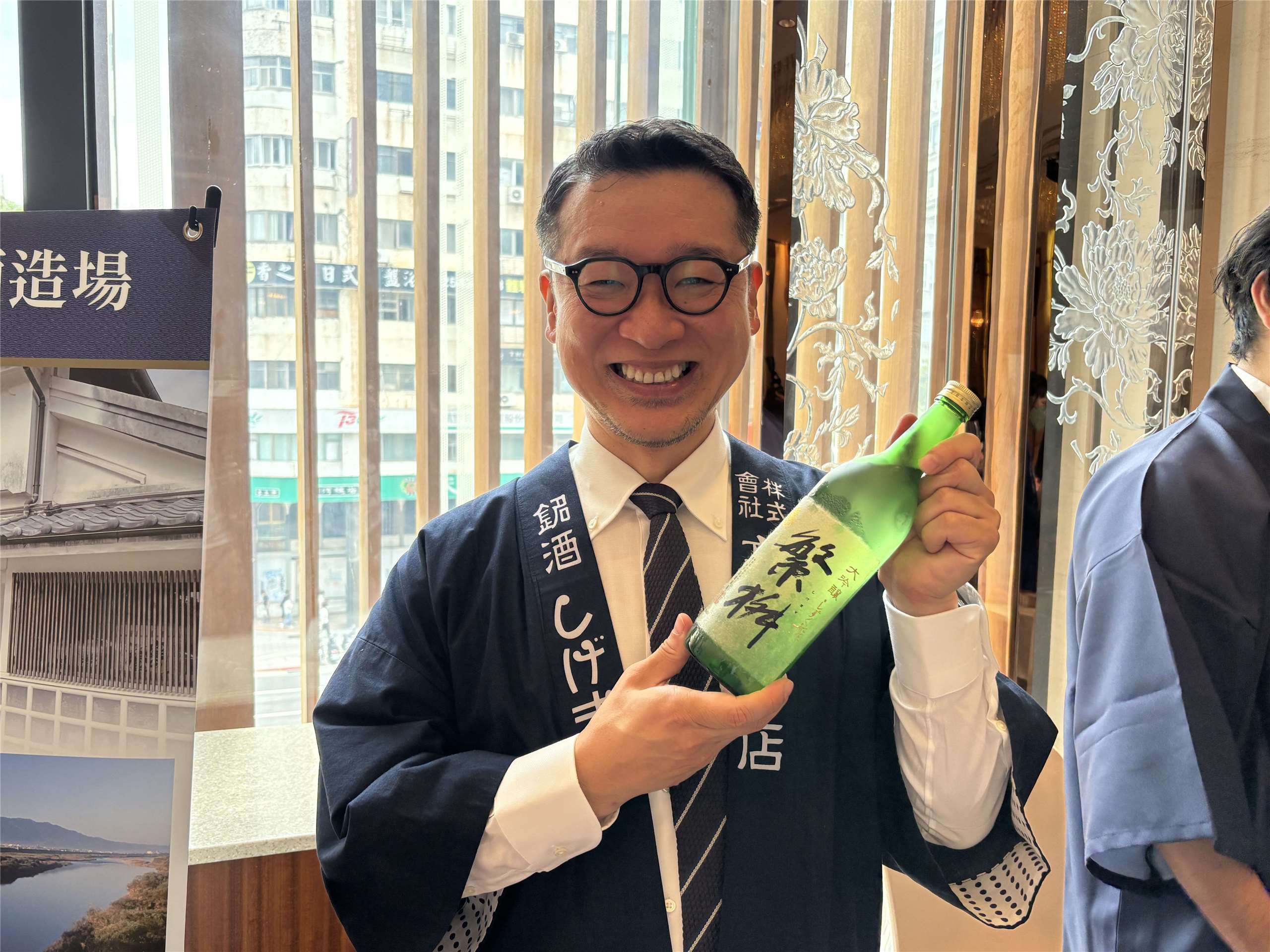 日本の福岡県が26日、北部・台北市内のホテルで「福岡県産酒PR商談会＆日本酒特別講座」を開催。会場は台湾のバイヤー、飲食業、宿泊業関係者などで大いに賑わった（写真：本村大資）