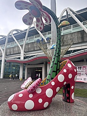 中部・彰化県、台湾鉄道の員林駅前に展示されている「我踩著高跟鞋出發，去見我的男朋友(ハイヒールを履いて彼氏に会いに行こう」は当地のランドマークとなっている。(写真：CNA)