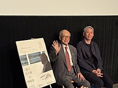 許明淳監督(右)の映画『零下五十度の抑留者』の日本公開が5日、スタート。作品上映後には許監督、そして映画シベリア抑留を体験した台湾人元日本兵で唯一ご健在の呉正男さん(左)との座談会も行われた。(写真：CNA)