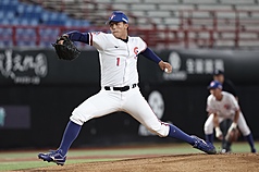 「BFA U-18アジア選手権」、12日の台湾対日本は決勝進出をかけた「負けられない戦い」に。11日の試合後、日本の岡田龍生監督が「甲子園最速男」織田翔希投手(横浜高校)を先発に指名すると、台湾の楊孝承監督も、オープニングラウンド韓国戦で自己更新156キロをマークした左腕、劉任右投手(平鎮高中)を起用すると明言。アジアトップクラスの両投手の投げ合いが実現することとなった。写真は、7日の韓国戦で先発、5回無失点6奪三振と好投した劉任右投手。(写真：CNA)