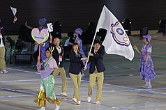 19日に行われた名古屋アジア大会開会式。中華民国台湾は、シリアの後、タジキスタンの前、全体の36番目に入場した。今大会の旗手は、武術太極拳競技の種目の一つ、「サンダ（散打）」の代表で、前回、中国杭州大会では男子70キロ級で銅メダルを獲得した張煥宜選手(中央右)と、女子ボクシング、2018年ジャカルタ大会フェザー級銅、2021年東京オリンピックフライ級銅の黃筱雯選手(中央左)がつとめた。(写真：CNA)