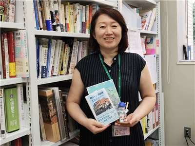 岩波ジュニア新書『旅して学ぶ台湾』の5人の執筆者のうちの一人で、「SNET台湾(NPO法人日本台湾教育支援研究者ネットワーク)」の代表理事をつとめる日本大学文理学部教授の赤松美和子先生。ご専門は台湾文学で、昨年1月に出版された『台湾文学の中心にあるもの』は、日本語に翻訳された作品から台湾の現代史、現代社会を読み解こうとした力作であり、こちらも台湾理解が深まる必見の書だ。