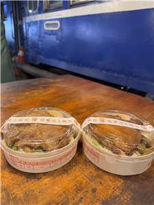 台東県池上郷には、池上弁当の歴史を紹介している「池上飯包文化故事館（日本語訳：池上弁当文化物語館）」がある。各種池上弁当も売られており、在来線・台湾鉄道の車両模型の横で食べることができる。(写真：豊田楓蓮)