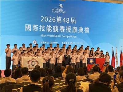 世界レベルの技能競技大会「第48回技能五輪国際大会」が22日から27日にかけ中国の上海で行われ、台湾からは47種目に53人の選手が参加する予定。頼清徳・総統は15日に国旗及び大会旗授与式に出席し、自ら代表チームの陳祈聖・主将に旗を手渡し、上海に出発する53人の選手を激励した。（写真：Rti）