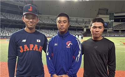 「第14回BFA U18アジア選手権」、決勝進出をかけた12日の台湾と日本の全面対決は2-1で日本の勝利、敗れた台湾ナインは涙にくれた。試合後、すっかり静かになったグラウンドで、三塁側の日本ベンチから神村学園の梶山侑孜選手(左)と東海大学付属熊本星翔の福島陽奈汰選手(右)が一塁側の台湾にベンチにかけより、蔡辰瀧投手(中)に写真を撮ろうと声をかけた。昨年12月の親善試合に九州選抜の一員として出場、5回9奪三振と封じ込まれ蔡投手の実力をよく知る2人は、敗退に加え、大一番で登板機会がなかった悔しさで号泣していた蔡投手を抱擁し激励。蔡投手も「決勝では勝ってね」とエールを送りあった。(写真：Rti)
