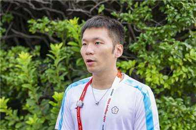 19日に開幕する「第20回アジア競技大会（愛知・名古屋2026）」の各国選手団の歓迎式典で運動部（スポーツ省）の李洋・部長（大臣）の出席が一時拒まれた。同大会の組織委員会が、アジア・オリンピック評議会（OCA）の指示を理由に李洋氏の入場について異議を示したとのこと。その後、台湾代表選手団と主催者側による交渉を経て、式典は予定より約90分遅れて開始。李・部長は無事に入場し、最後まで出席した。（写真：Rti）