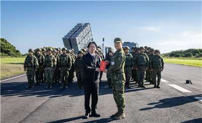 頼清徳・総統は18日、屏東県を訪れ「三軍合同精密ミサイル射撃訓練」を視察。中秋節を前に将兵を激励し、慰労金を贈った。（写真：総統府flickr）