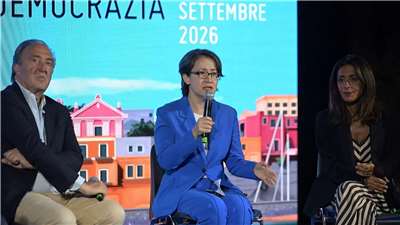 蕭美琴・副総統は先週、イタリア政府から招かれ、「ヴェントテーネ欧州自由・民主主義フォーラム」に出席した。行きは台湾からイタリアのヴェントテーネまで約27時間要し、帰りは台湾の大手航空会社、中華航空（チャイナエアライン）の民間機に搭乗、この便は、中国の領空を避けて飛行した。蕭・副総統は帰国後、「台湾の境遇がどれほど困難であっても、世界と共に歩む道へ、勇敢に足を踏み出さなければならない」と述べた。(写真：Rti)