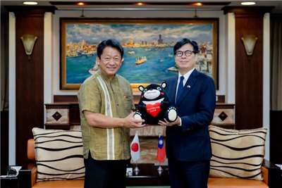 日本の沖縄県石垣市の中山義隆・市長がタイガーエア台湾（台湾虎航）が「高雄—石垣島」路線の初便に搭乗して高雄市を訪問し、高雄市の陳其邁・市長を表敬訪問しました。（写真：CNA）