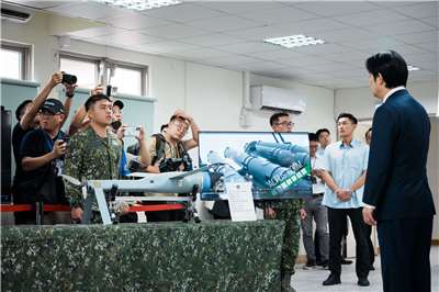 頼清徳・総統は同日、南部・台南市白河区にある陸軍内角駐屯地を訪れ、「陸軍無人システム訓練指揮部」を激励するとともに、任務に関する説明を受け、装備の展示や実弾射撃訓練の成果を確認した。（写真：総統府）