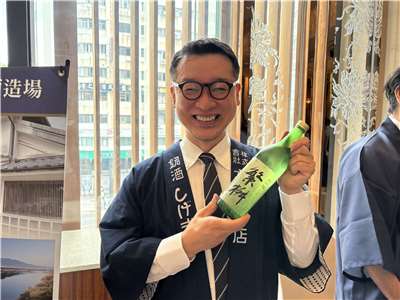 日本の福岡県が26日、北部・台北市内のホテルで「福岡県産酒PR商談会＆日本酒特別講座」を開催。会場は台湾のバイヤー、飲食業、宿泊業関係者などで大いに賑わった（写真：本村大資）